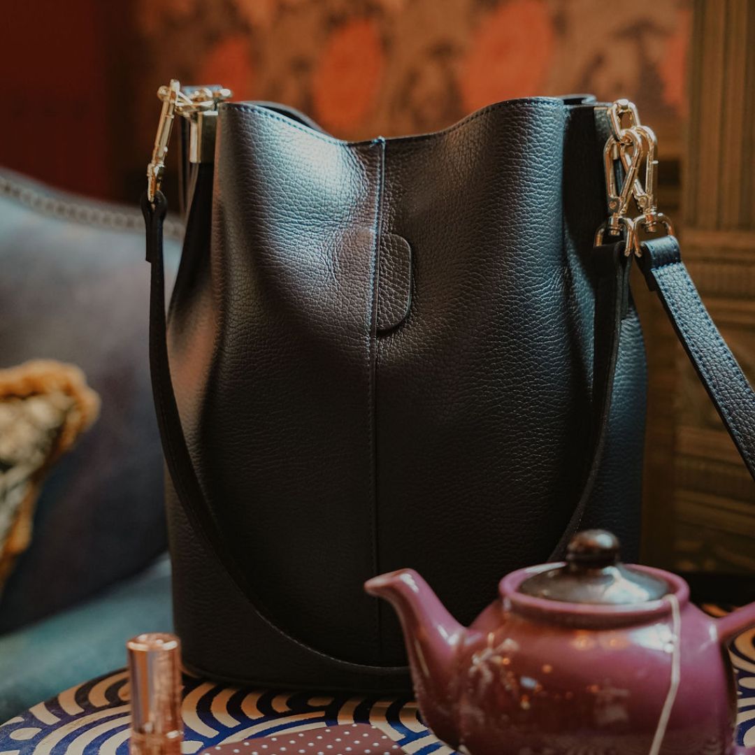 Lecco Leather Bucket Bag Navy Blue | Betsy & Floss