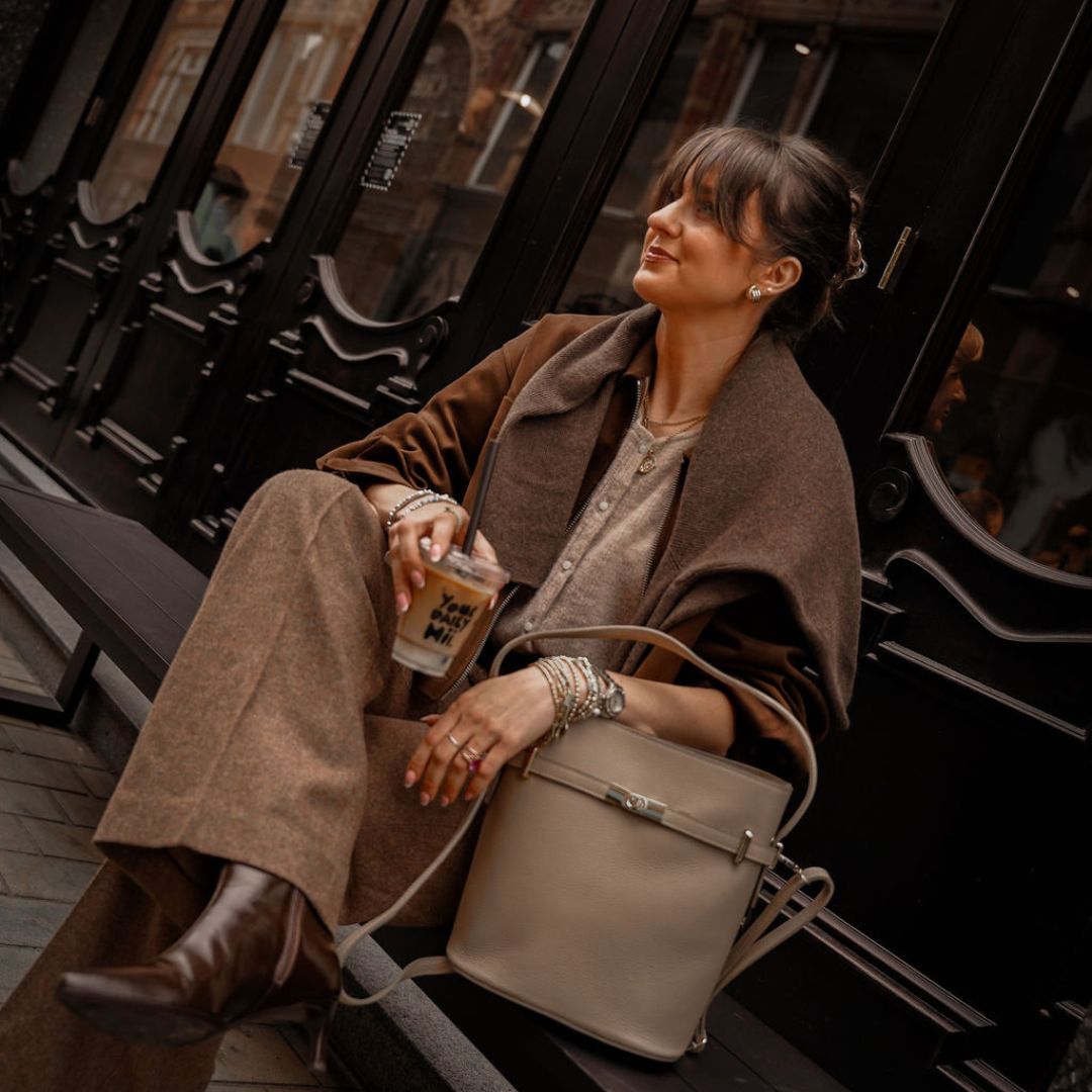 Sora Large Leather Bucket Bag Light Taupe | Betsy & Floss